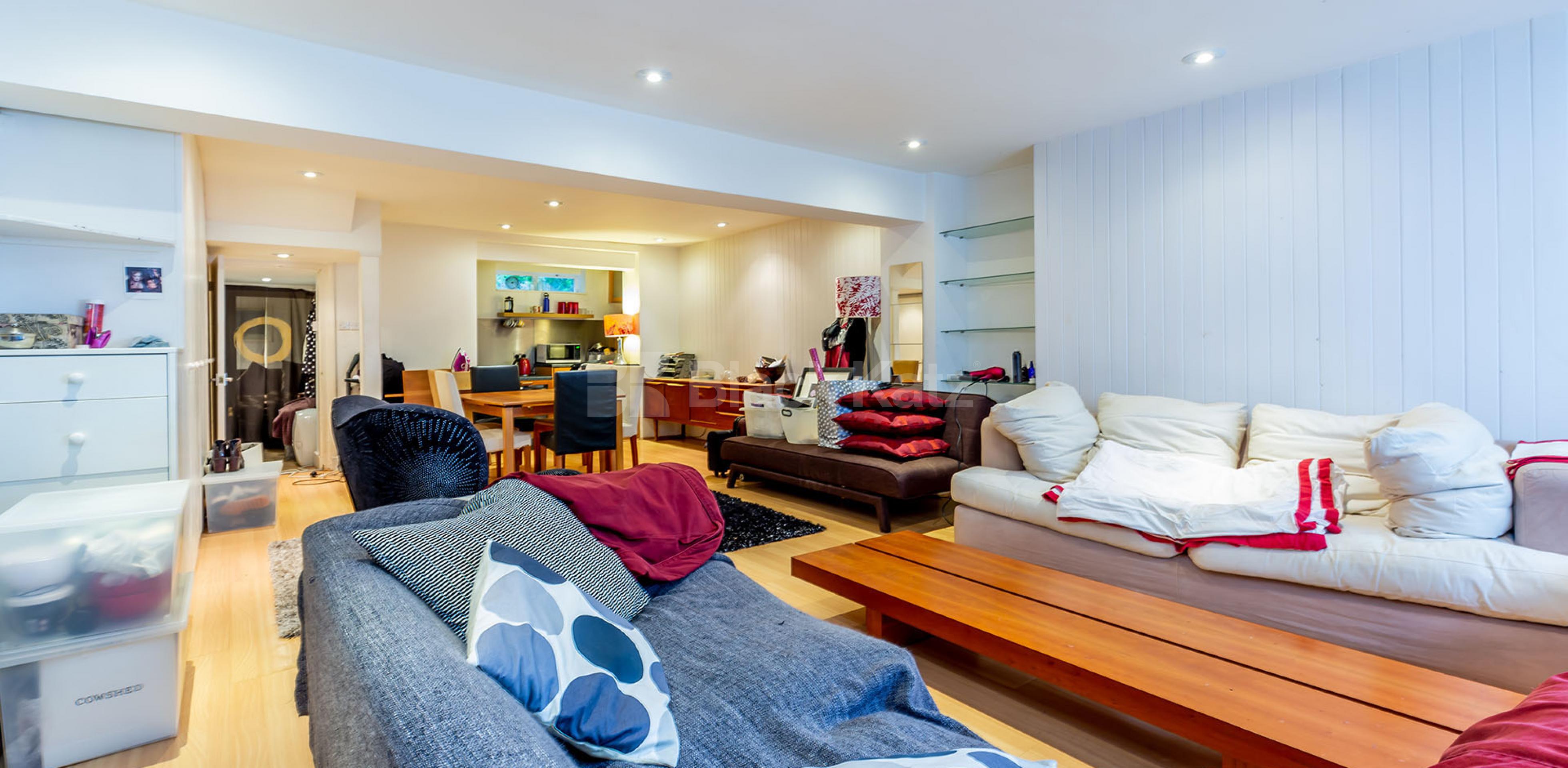 Spacious studio minutes to Camden Tube & Regents Park Arlington Road, Camden NW1